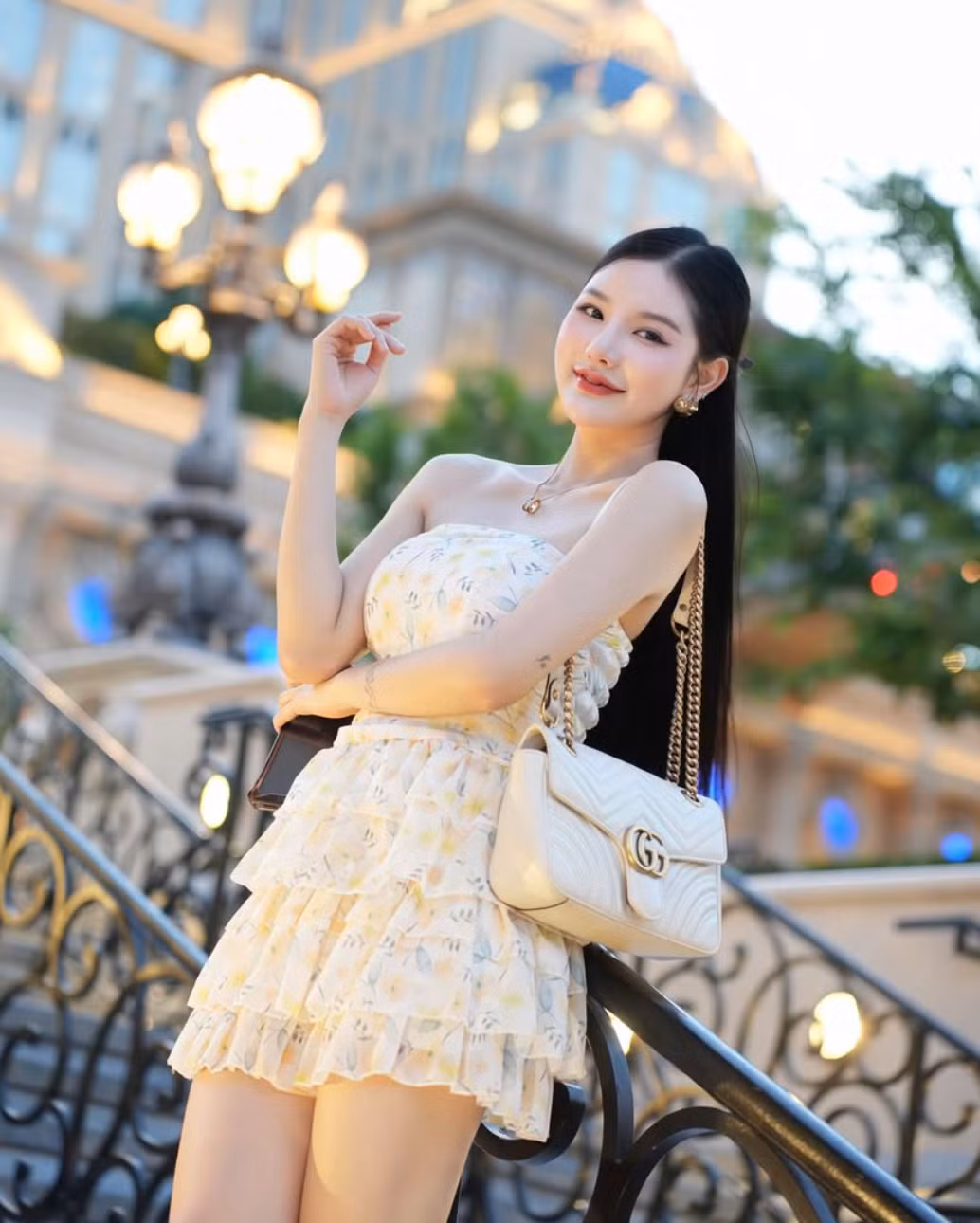 Với Atittaya Chaiyasing, phong cách thời trang táo bạo dường như đã trở thành thương hiệu riêng.