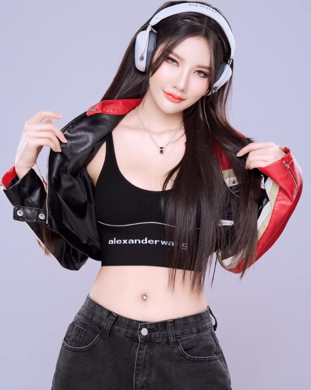 Từ những chiếc váy dạ hội lộng lẫy đến những bộ bikini gợi cảm, Atittaya Chaiyasing đều chinh phục người hâm mộ bằng vẻ đẹp cuốn hút và thần thái tự tin.