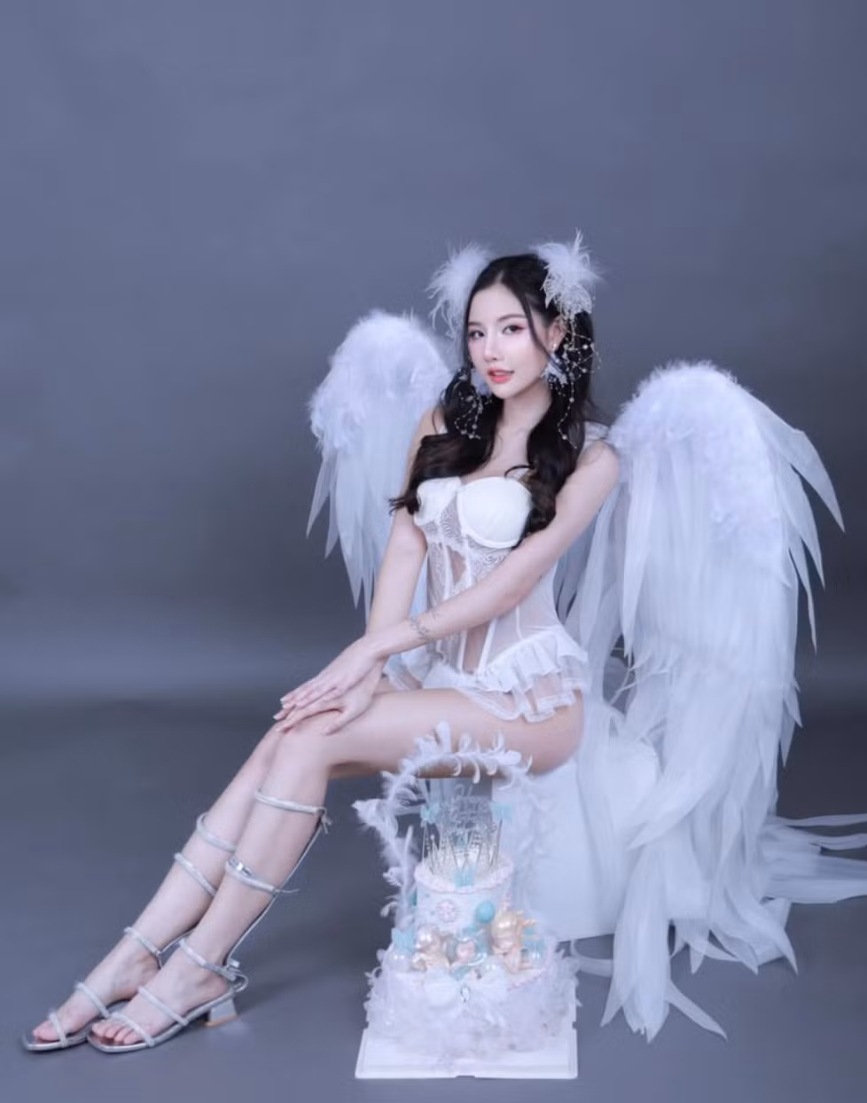 Với thiết kế bikini xuyên thấu độc đáo, hot girl gợi cảm này đã khéo léo khoe trọn vóc dáng hoàn hảo cùng làn da trắng sứ.