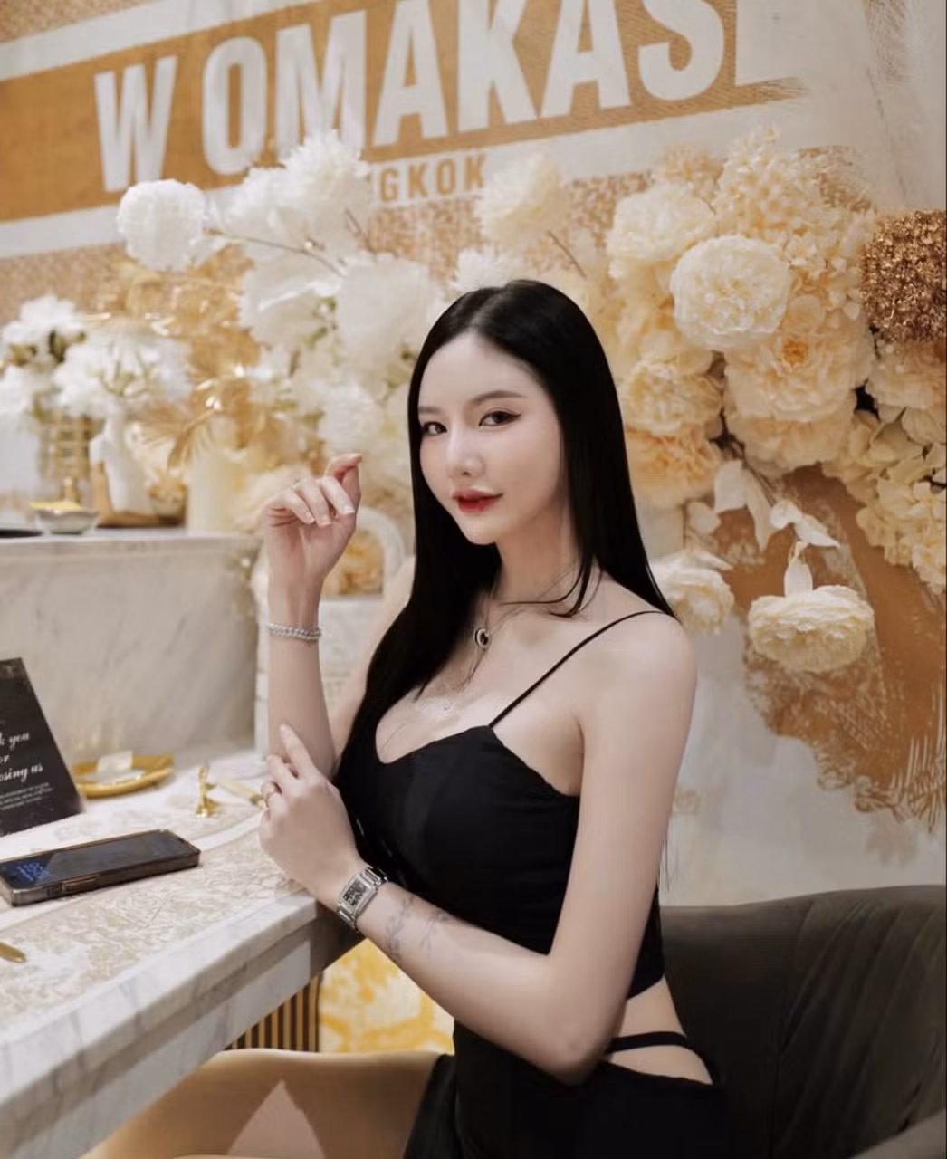 Những chiếc áo croptop, quần short jeans, hay những chiếc váy maxi nhẹ nhàng đều được cô nàng mix&amp;match một cách tinh tế. Ảnh: IGNV