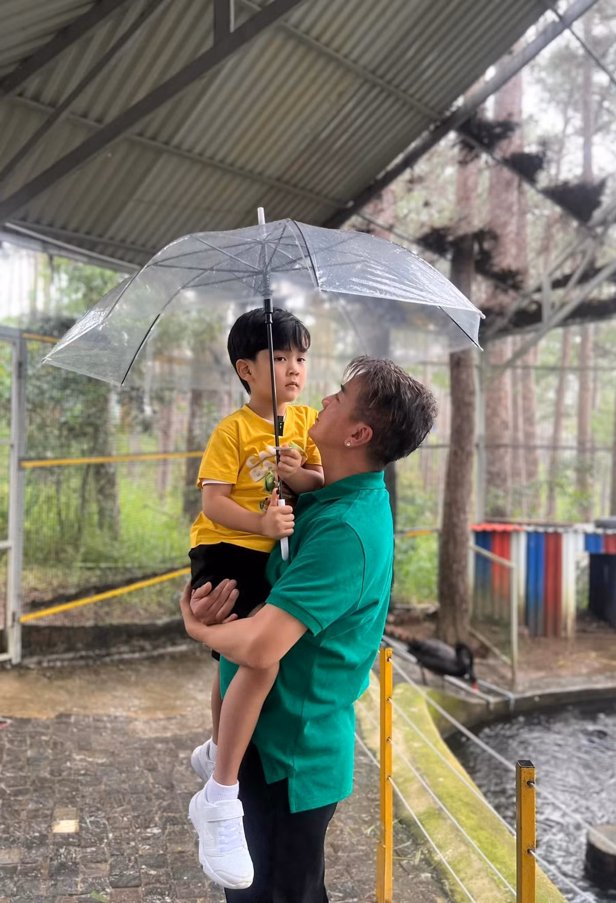 Đàm Vĩnh Hưng đi chơi cùng con trai. Ảnh: FB Dam Vinh Hung