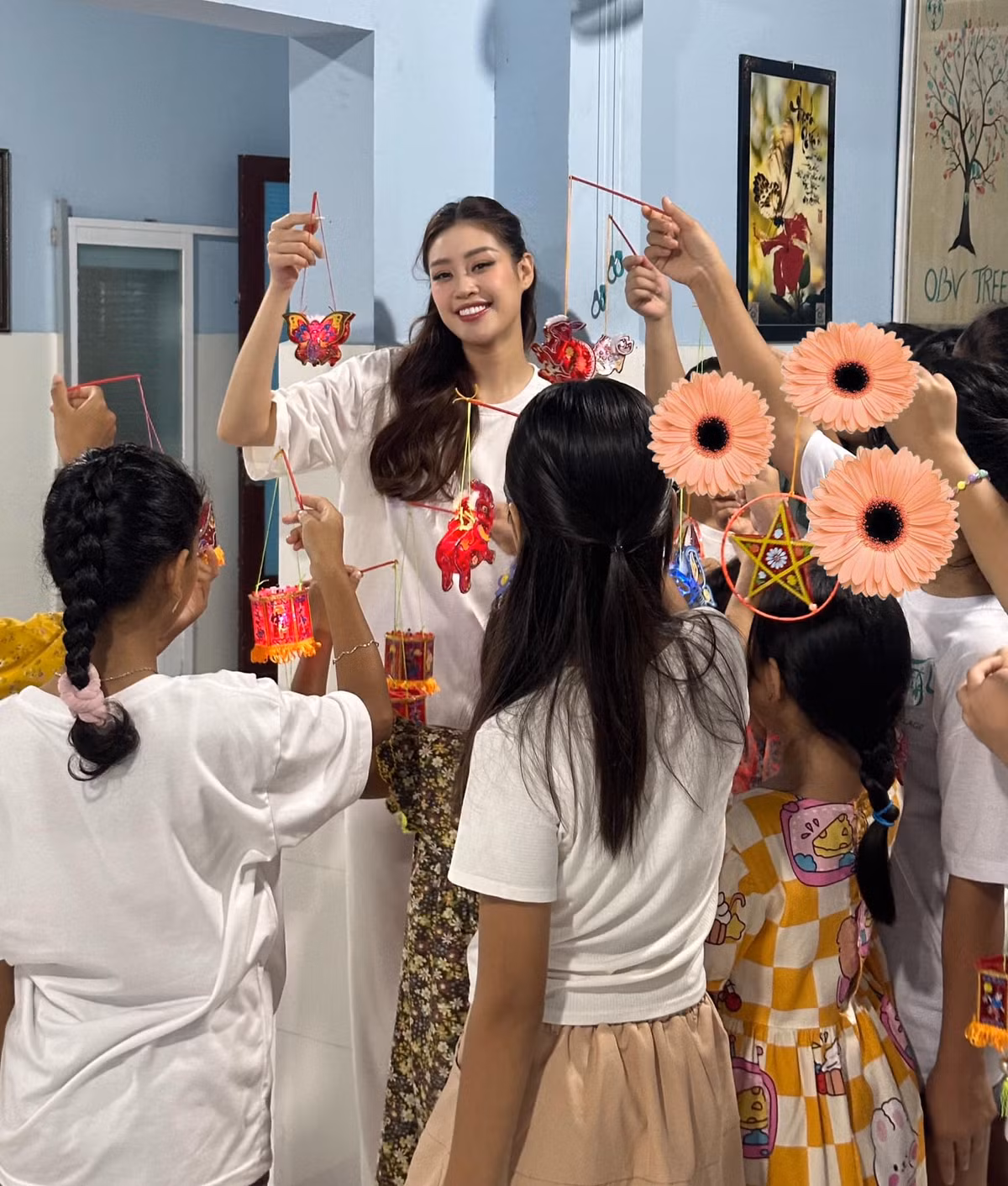 Hoa hậu Khánh Vân đón Trung thu sớm cùng các em nhỏ tại mái ấm tình thương. Ảnh: FB Nguyễn Trần Khánh Vân