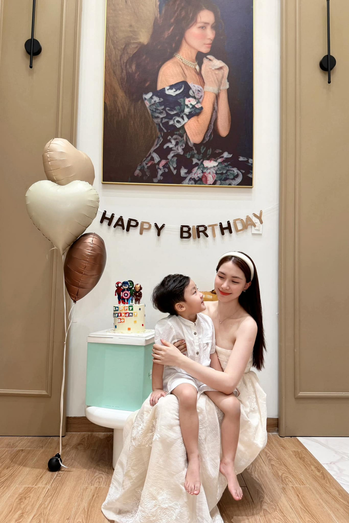 Hậu chia tay, Hòa Minzy tất bật chạy show, tham gia các chương trình, sự kiện giải trí. Nữ ca sĩ nhận được nhiều tình cảm từ đồng nghiệp bởi tính cách vui vẻ, hài hước.