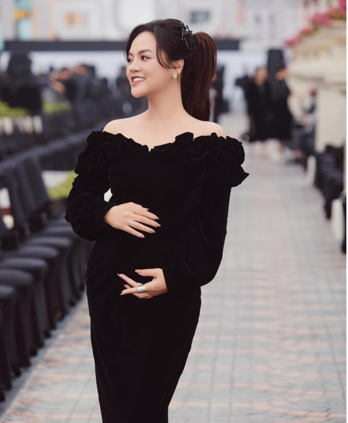 Nữ diễn viên Thu Quỳnh lên xe hoa cùng Chí Nhân vào năm 2014 sau khi cùng nhau tham gia phim "Sống cùng lịch sử". Dù có chung một con trai ra đời năm 2015, cặp đôi vẫn ly hôn trong sự tiếc nuối của người hâm mộ.