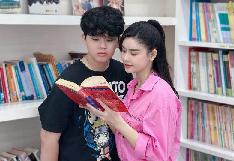 Hậu ly hôn, Trương Quỳnh Anh ngày càng trẻ đẹp, toát ra sự trẻ trung, năng động. Mỗi lần xuất hiện cùng con trai, ai cũng xuýt xoa khen 2 mẹ con trông giống như chị em.