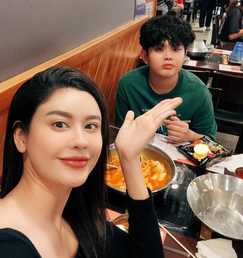 Sau khi ly hôn với nam ca sĩ Tim, Trương Quỳnh Anh trở thành mẹ đơn thân.