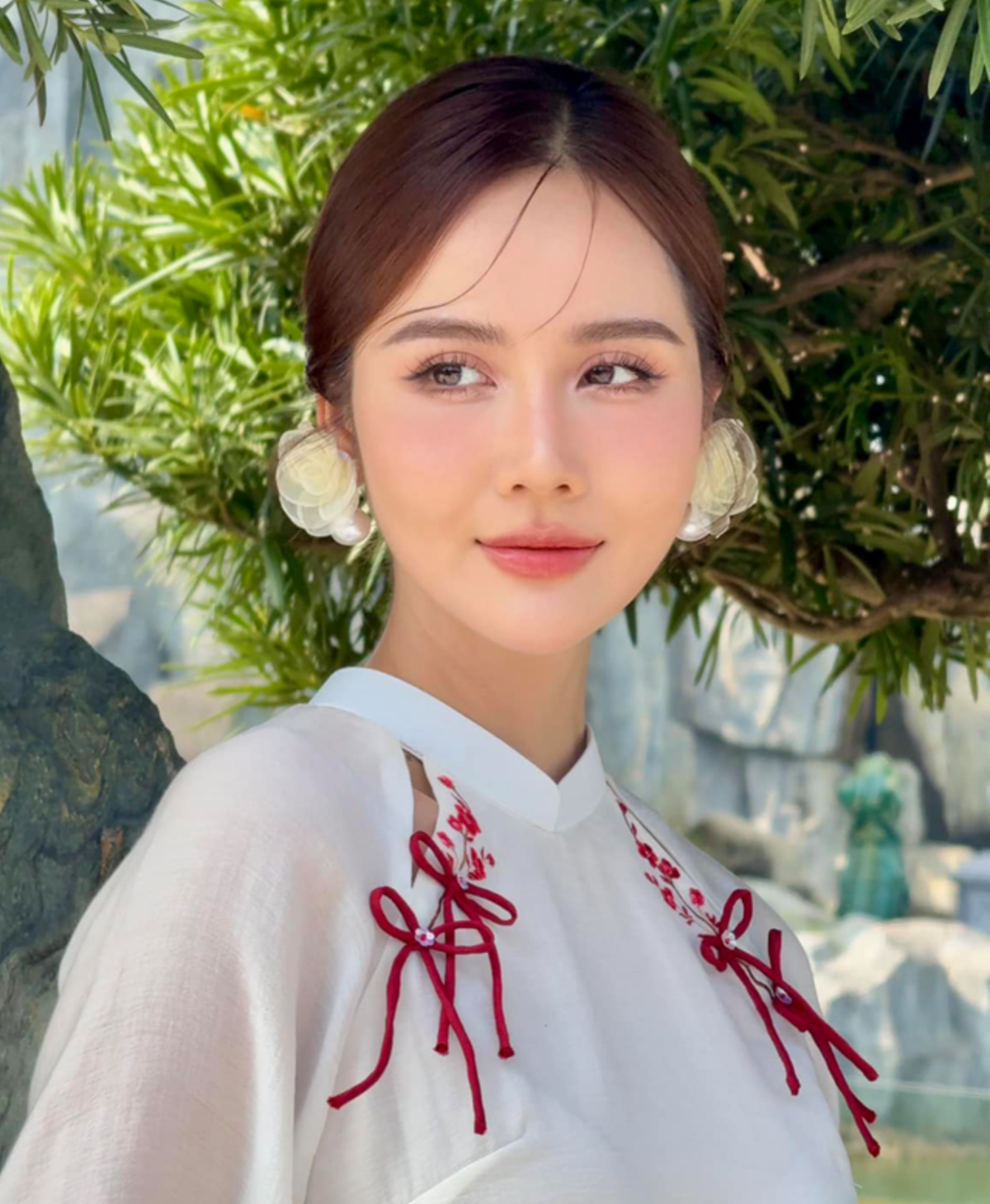 Huyền Lizzie cũng là mẹ đơn thân. Nữ diễn viên lên xe hoa cùng bạn trai sau 5 năm hẹn hò dù đang ở giai đoạn phát triển sự nghiệp. Cuộc hôn nhân kéo dài không lâu, cô ly hôn năm 2019.