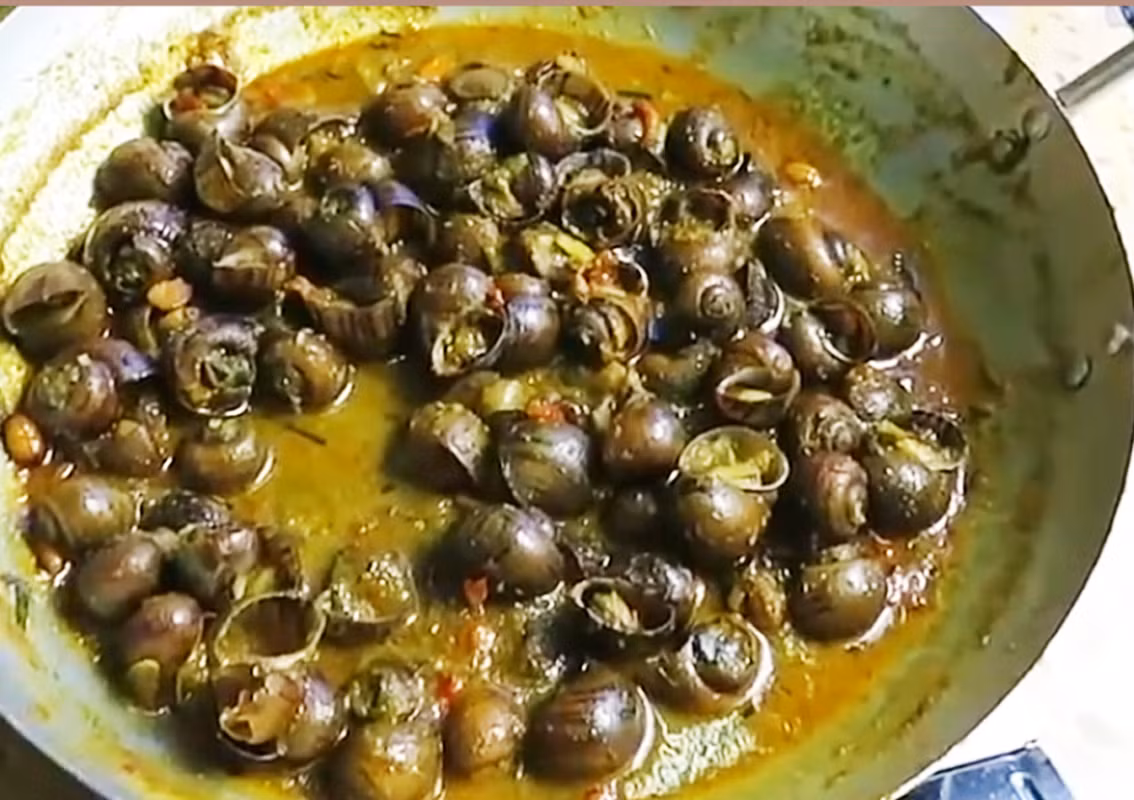 Một cách phổ biến để chế biến là sau khi làm sạch ốc bằng muối và bột nghệ, đầu bếp sẽ nấu chín chúng trong nước sốt cà ri, hòa quyện với hành, tỏi, ớt, gừng, hạt tiêu, ngò coriander và các loại gia vị khác. Ảnh: My tour