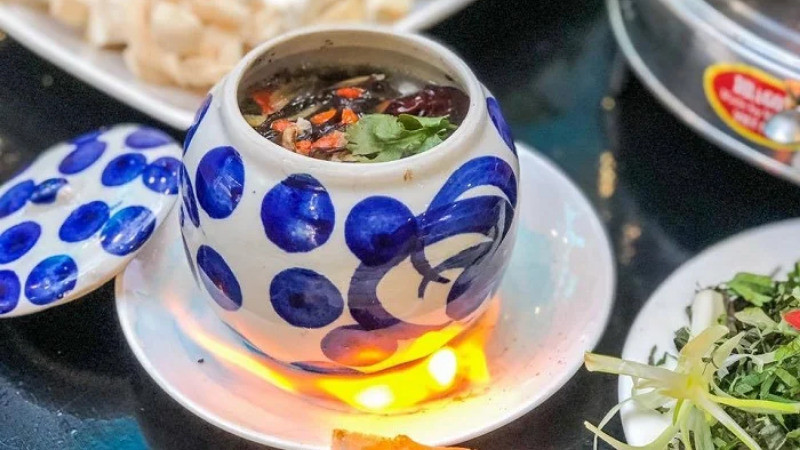 Mắt cá ngừ đại dương là món ăn độc đáo, hiếm có dường như chỉ có ở Phú Yên. Cách làm vô cùng đơn giản, sau khi sơ chế, mắt cá được hầm với các loại gia vị và thuốc bắc. Món ăn giàu dưỡng chất nên được du khách và người dân nơi đây ưa chuộng.