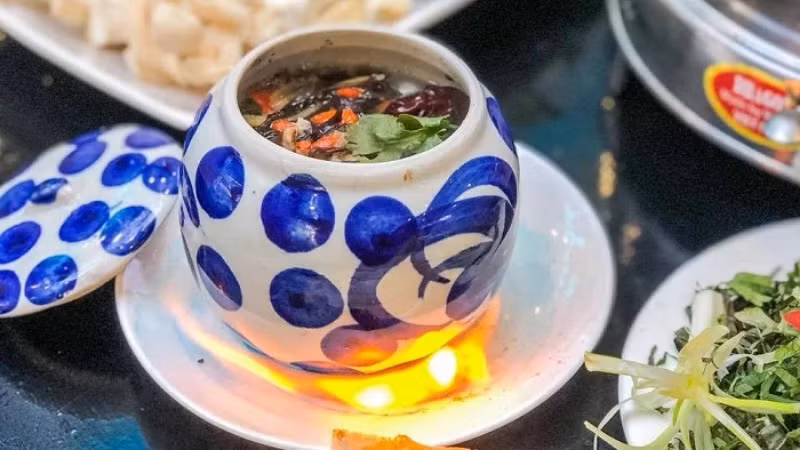 Mắt cá ngừ đại dương là món ăn độc đáo, hiếm có dường như chỉ có ở Phú Yên. Cách làm vô cùng đơn giản, sau khi sơ chế, mắt cá được hầm với các loại gia vị và thuốc bắc. Món ăn giàu dưỡng chất nên được du khách và người dân nơi đây ưa chuộng.