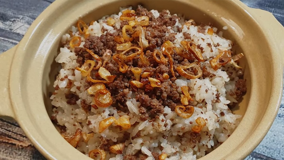 Đặc sản Tuy Hòa, Phú Yên tiếp theo phải kể đến là món xôi bồ câu. Xôi được nấu bằng gạo nếp thơm, ngon. Thịt bồ câu sẽ được băm nhuyễn, nêm gia vị và xào với hành, tiêu. Khi xôi được nấu chín, đầu bếp sẽ trộn xôi với thịt chim để thực khách thưởng thức khi còn nóng.