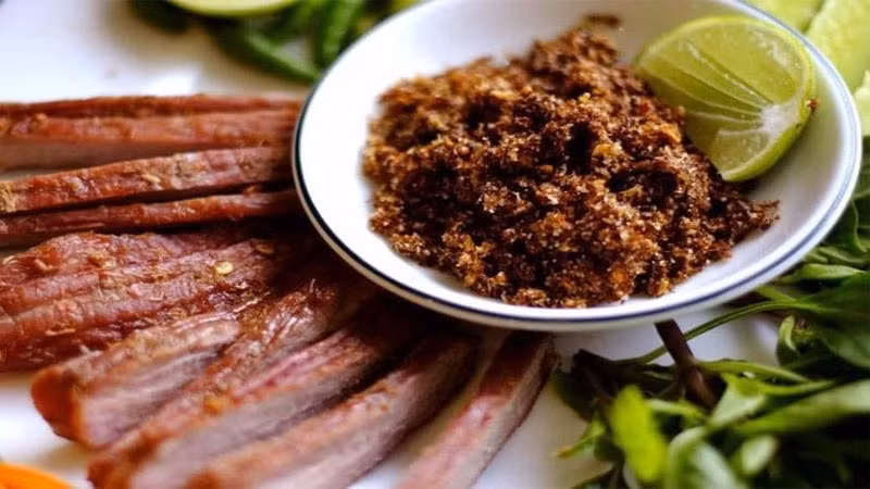 Món bò một nắng Phú Yên thường được du khách mua làm quà. Bò một nắng được làm từ giống bò lâu đời ở các vùng cao nguyên của Phú Yên.