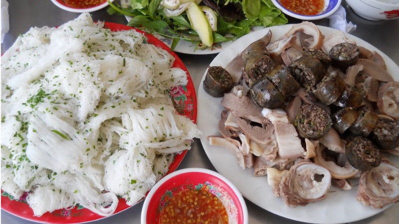 Bánh hỏi lòng heo là món đặc sản được nhiều người từ dân bản địa đến du khách đều yêu thích. Món ăn gồm cháo, đĩa lòng, bánh tráng và bát mắm đậm vị.