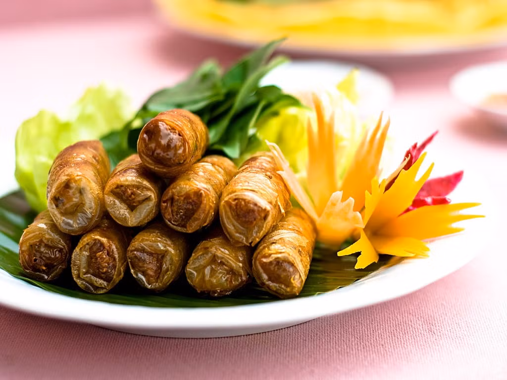 Chả dông là món ăn trứ danh Phú Yên, nguyên liệu chính là những con dông tươi ngon được lột da, lấy thịt làm sạch. Sau đó thịt được băm nhuyễn và trộn cùng các gia vị: mắm, muối, hành tiêu, ớt, nấm mèo cuộn trong bánh tráng và rán lên. Thực khách sẽ ăn cùng rau và mắm chấm để hương vị món ăn được ngon hơn.