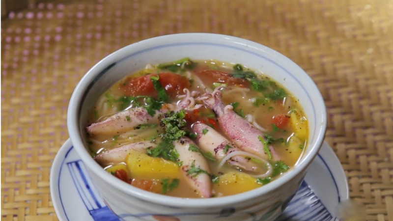 Đặc sản Phú Yên là không thể bỏ qua bún mực, ở đây dùng mực cơm loại nhỏ, ngọt thịt mà không dai quá.