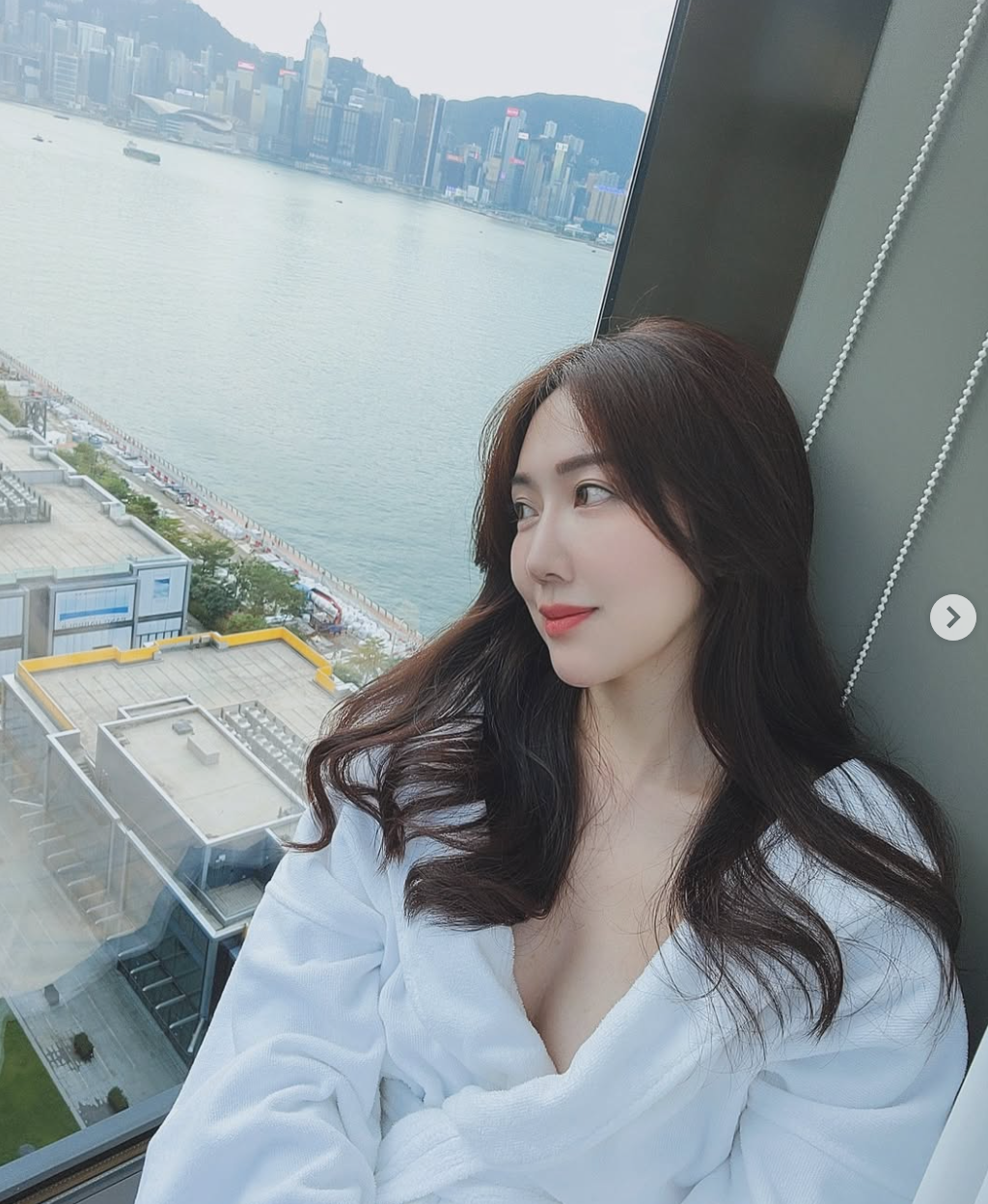 Mỗi lần xuất hiện, cô luôn biết cách thu hút sự chú ý của công chúng với vẻ đẹp mê hồn và sự phá cách trong cách phối đồ.