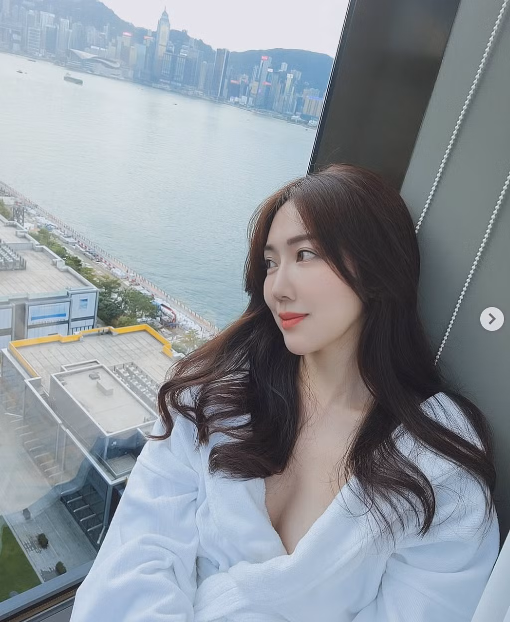 Mỗi lần xuất hiện, cô luôn biết cách thu hút sự chú ý của công chúng với vẻ đẹp mê hồn và sự phá cách trong cách phối đồ.