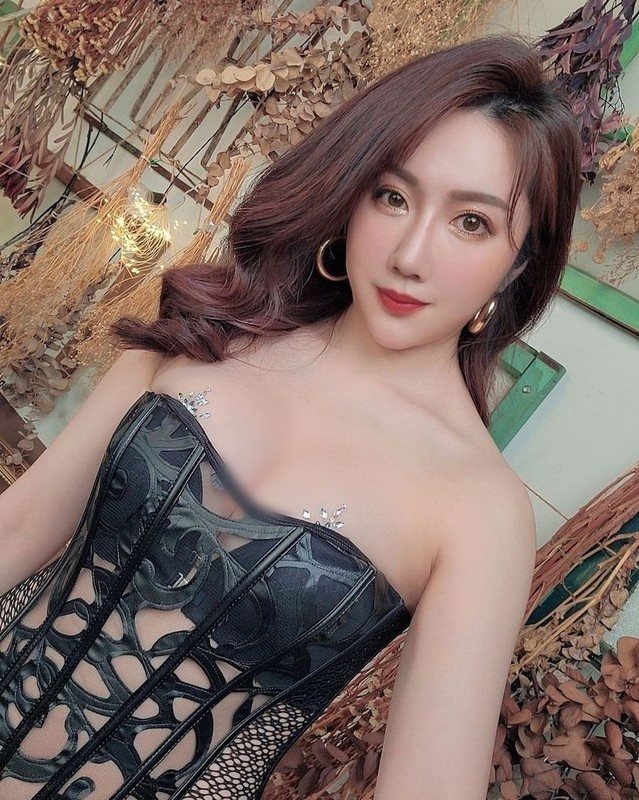 Những bộ đồ này không chỉ tôn lên sự quyến rũ mà còn thể hiện cá tính mạnh mẽ, tự tin của Trân Lâm.