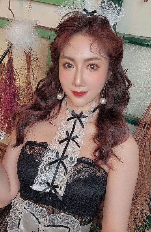 Diện lên mình những trang phục ren, xuyên thấu, diêm dúa, hot girl xinh đẹp cuốn hút hơn bao giờ hết. Ảnh: IGNV