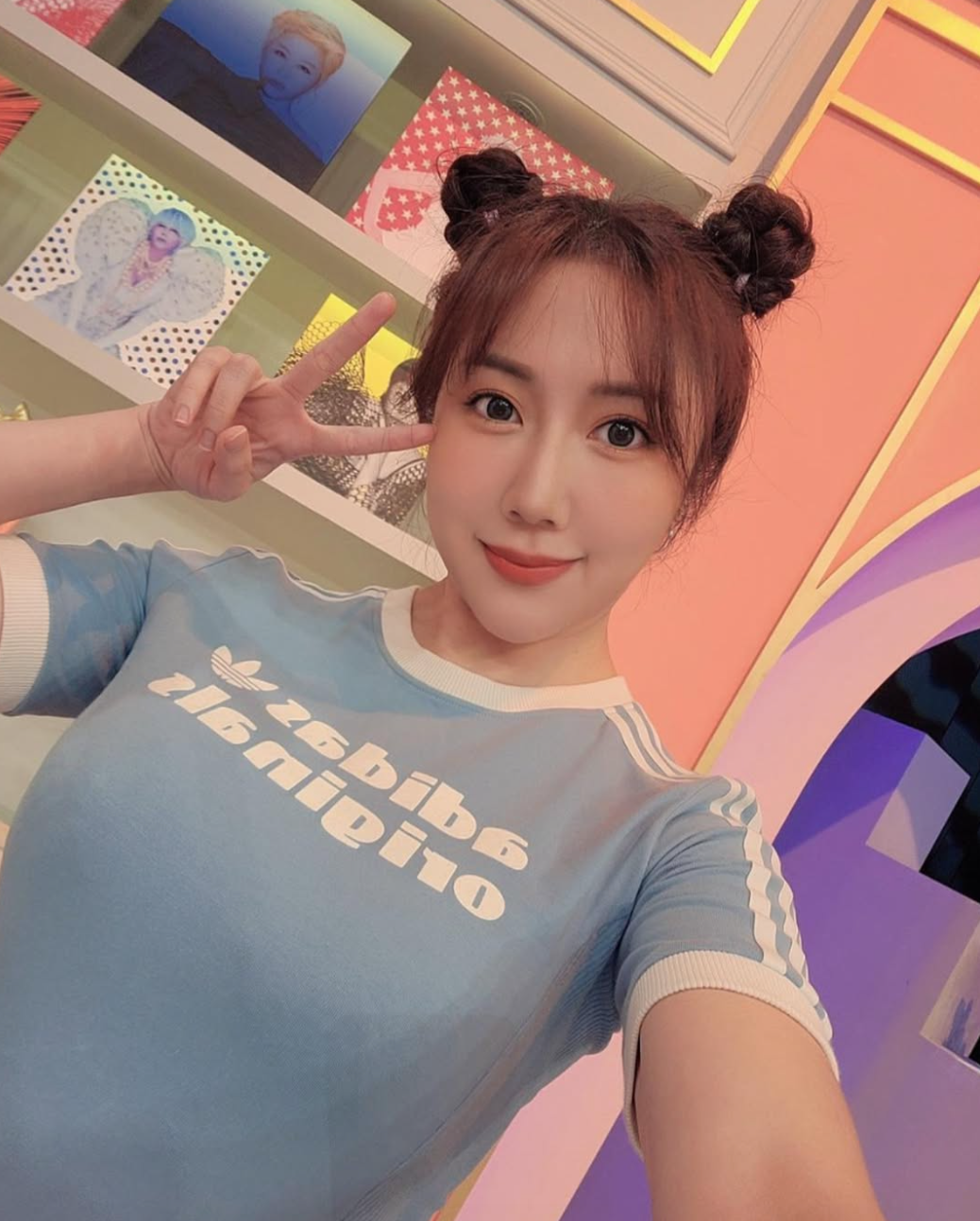 Những chiếc áo xuyên thấu với chi tiết ren tỉ mỉ hay những chiếc váy mỏng tang giúp cô khoe vóc dáng mảnh mai, gợi cảm, đồng thời tôn lên làn da mịn màng không tỳ vết.