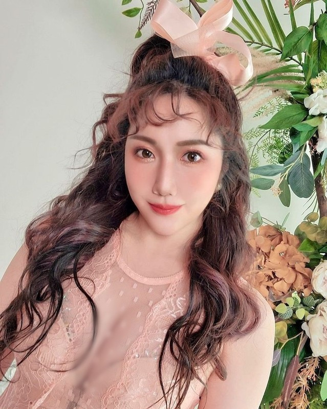 Với vẻ đẹp quyến rũ và gu thời trang táo bạo, cô nàng đã thu hút mọi ánh nhìn.