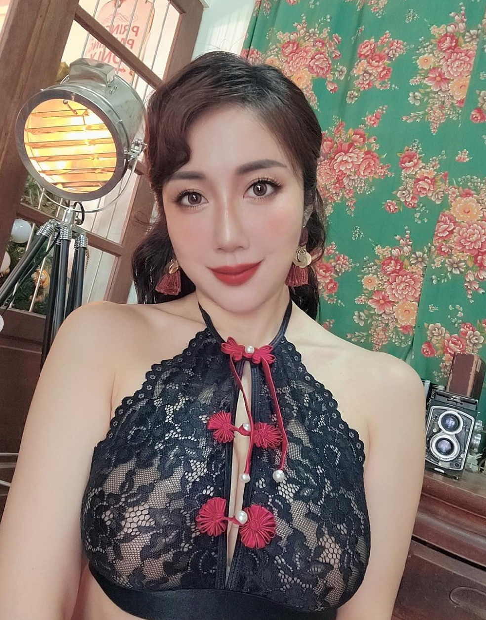 Hot girl gợi cảm cũng có tiếng là đa tài, vừa là một chủ cửa hàng thời trang vừa là giáo viên dạy múa cột và còn biết làm bánh ngọt rất siêu.