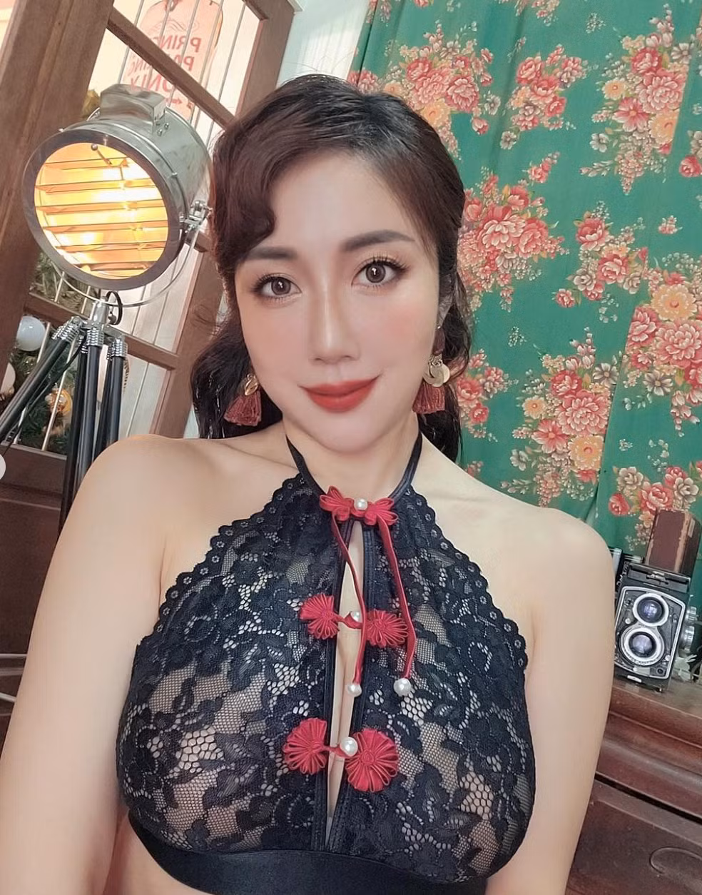 Hot girl gợi cảm cũng có tiếng là đa tài, vừa là một chủ cửa hàng thời trang vừa là giáo viên dạy múa cột và còn biết làm bánh ngọt rất siêu.