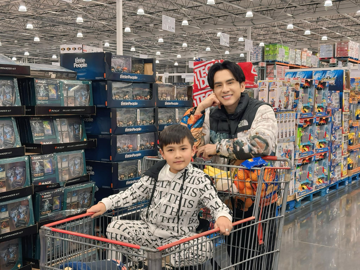 Đan Trường đưa con trai Thiên Từ đi chơi. Ảnh: FB Dan Truong Pham