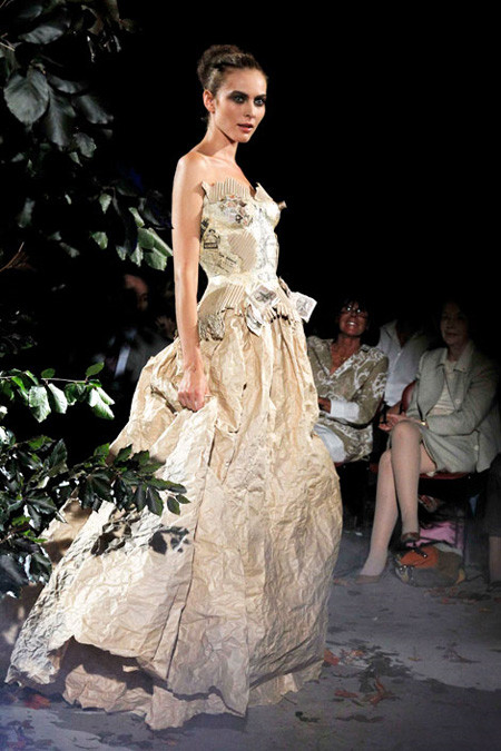 BST Thu - Đông 2011 của nhà thiết kế Franck Sorbier được làm hoàn toàn bằng chất liệu cực kỳ "hiếm" - vỏ túi khoai tây chiên và giấy gói kẹo.