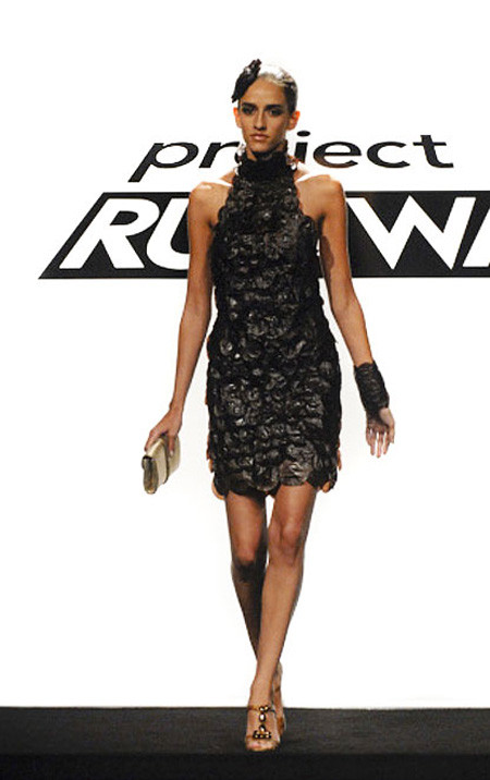 Trong chương trình truyền hình Project Runway mùa thứ tư (năm 2007) của Mỹ, các thí sinh được đưa đến cửa hàng Hershey ở New York và họ có 5 phút ở đó để tìm chất liệu cho những sáng tạo của mình. Christian Siriano đã sử dụng giấy gói ngoài của món kẹo bơ lạc hiệu Reese để làm thành bộ váy này.