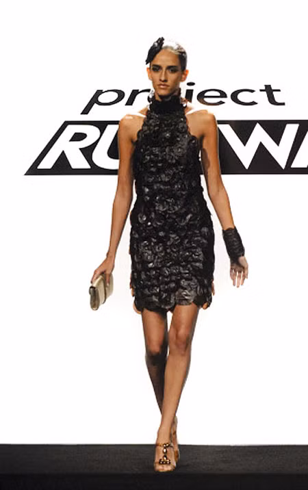 Trong chương trình truyền hình Project Runway mùa thứ tư (năm 2007) của Mỹ, các thí sinh được đưa đến cửa hàng Hershey ở New York và họ có 5 phút ở đó để tìm chất liệu cho những sáng tạo của mình. Christian Siriano đã sử dụng giấy gói ngoài của món kẹo bơ lạc hiệu Reese để làm thành bộ váy này.