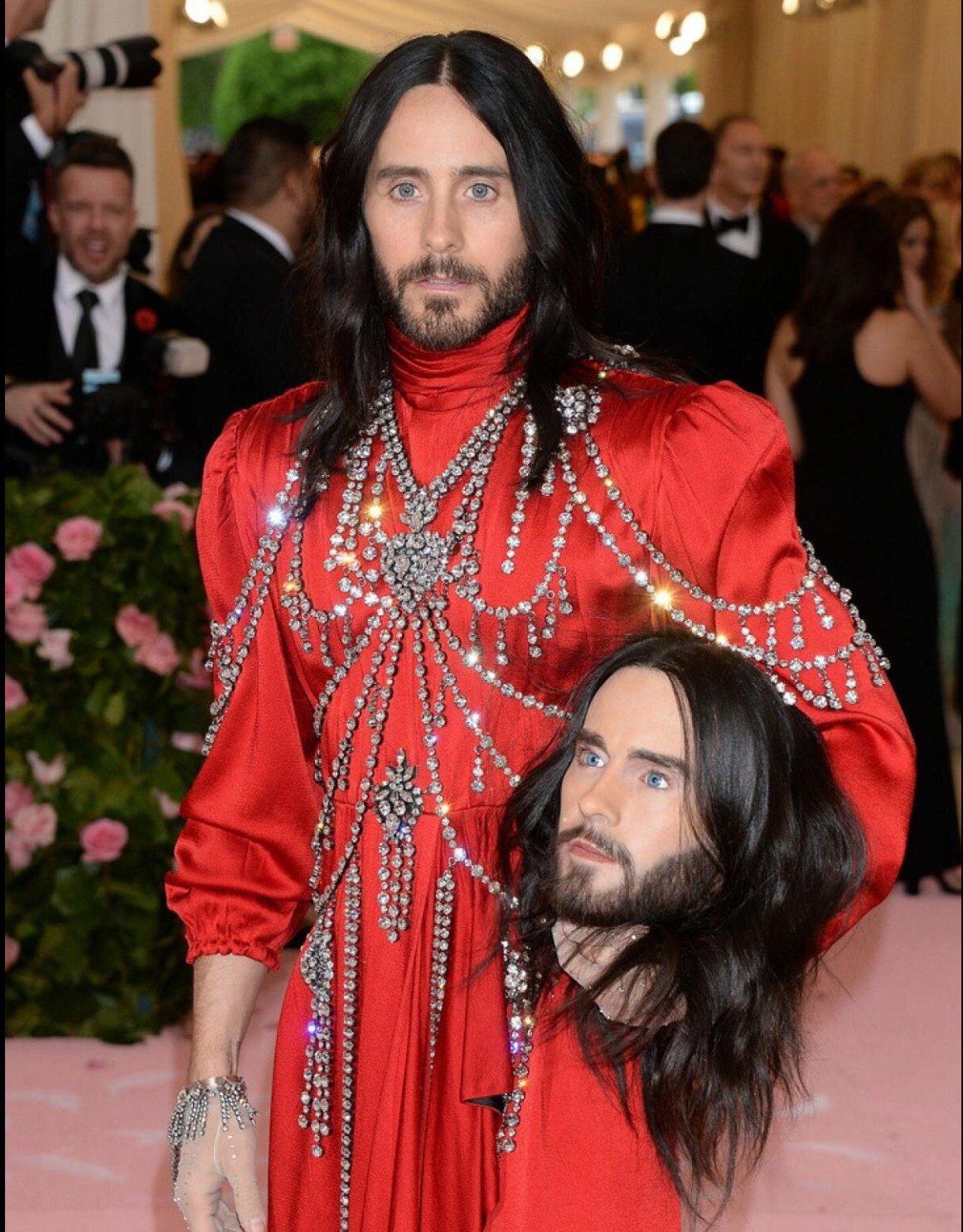 Một trong những bộ trang phục “điên rồ” khiến người xem “hết hồn” nhất phải kể tới màn xuất hiện có phần kinh dị của Jared Leto. Tại thảm đỏ của Lễ trao giải tại Met Gala 2019, anh đã diện nguyên một bộ Gucci đỏ và ôm một chiếc đầu giả mô phỏng chính mình, khiến ai cũng "hoảng" vì sự sáng tạo của nam diễn viên.