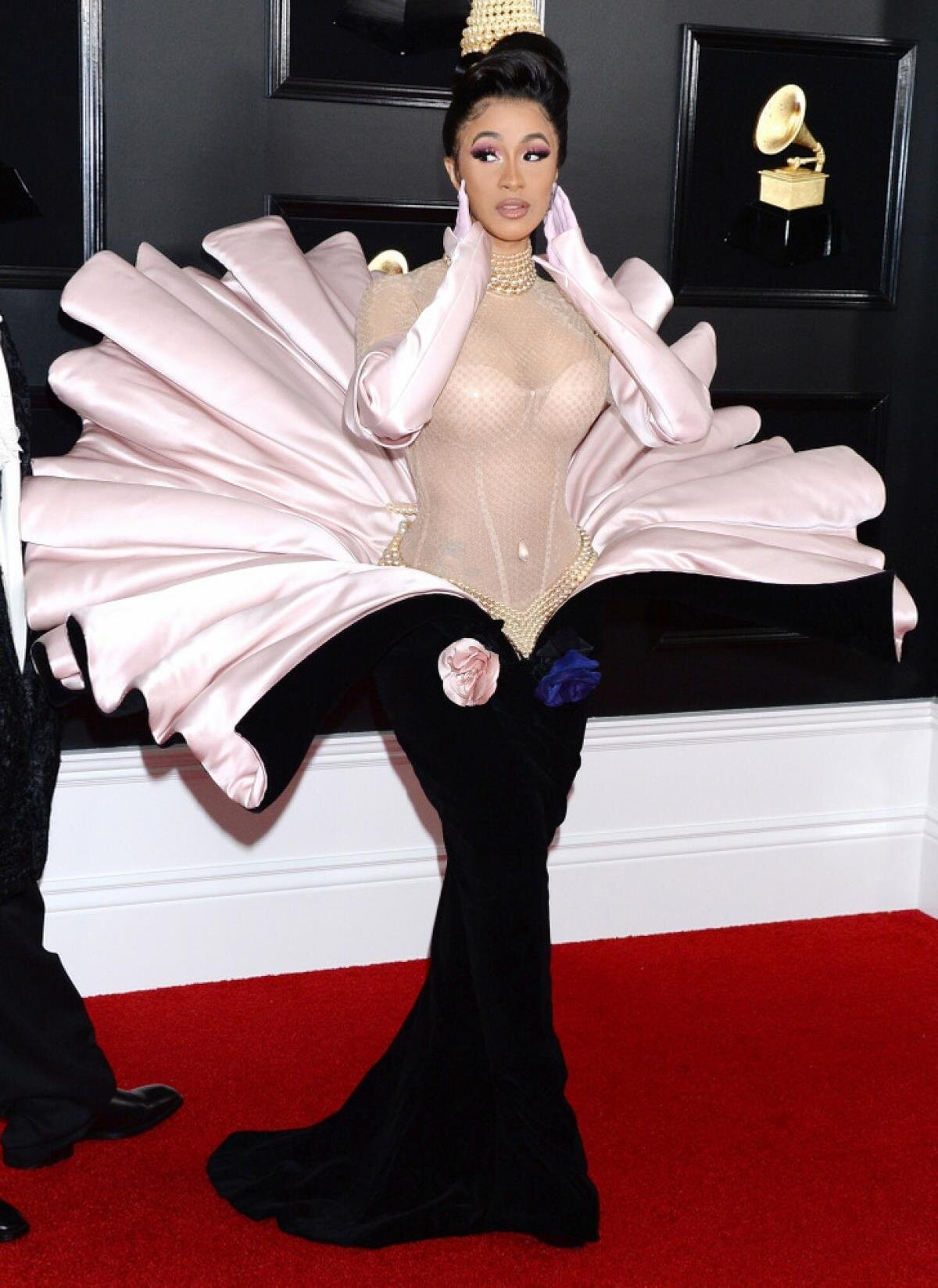 Đây là bộ trang phục được nhà thiết kế Thierry Mugler sáng tạo từ năm 1995. Sau 14 năm cho ra mắt, chiếc váy đầy ấn tượng năm nào một lần nữa lại được tái hiện hoàn hảo trên thảm đỏ Grammy từ kiểu tóc cho đến cách tạo dáng của Cardi B.