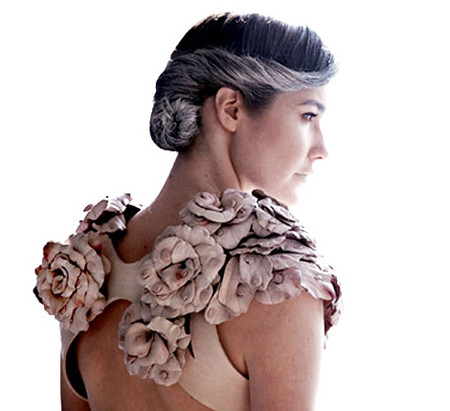 Tại Tuần lễ thời trang London năm 2011 nhà thiết kế 32 tuổi người Anh Rachel Freire trình làng một mẫu váy làm từ 3.000 chiếc núm vú bò.