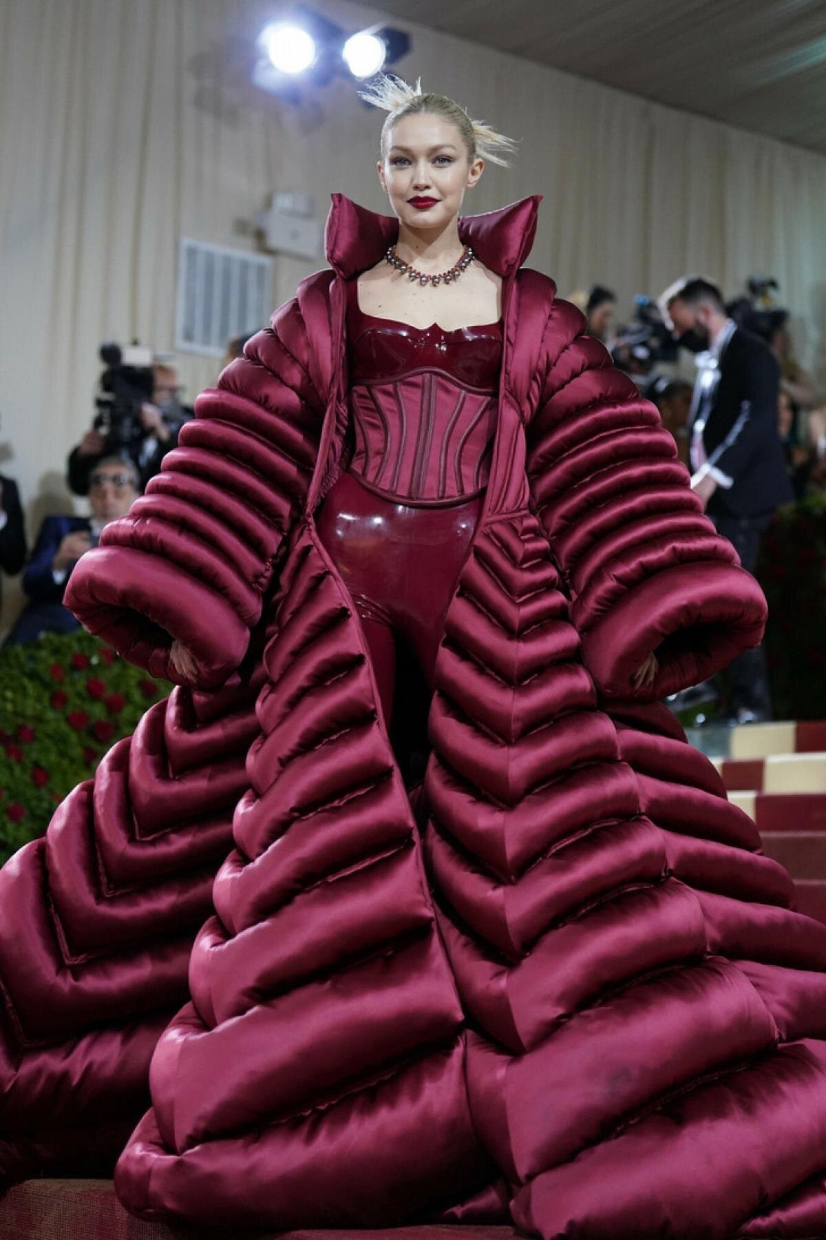 Siêu mẫu thế hệ mới Gigi Hadid đã diện một bộ jumpsuit màu đỏ kiêu kỳ làm bằng chất liệu PVC, kết hợp với áo khoác phao ngoài quá khổ từ nhà mốt Versace. Với sự nổi bật của mình, Gigi đã thực sự đốt cháy thảm đỏ tại Met Gala 2022.