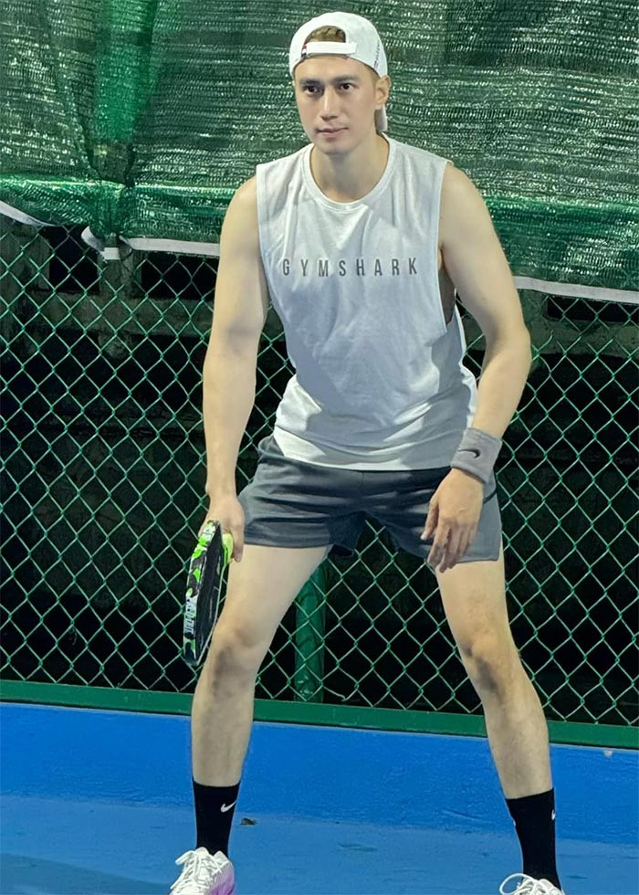 Mới đây trên trang cá nhân nam diễn viên Việt Anh đăng loạt ảnh anh đang chơi pickleball. Nam diễn viên được nhận xét khuôn mặt ngày càng trẻ trung so với trước. (Ảnh: FB Nguyen Le Viet Anh)