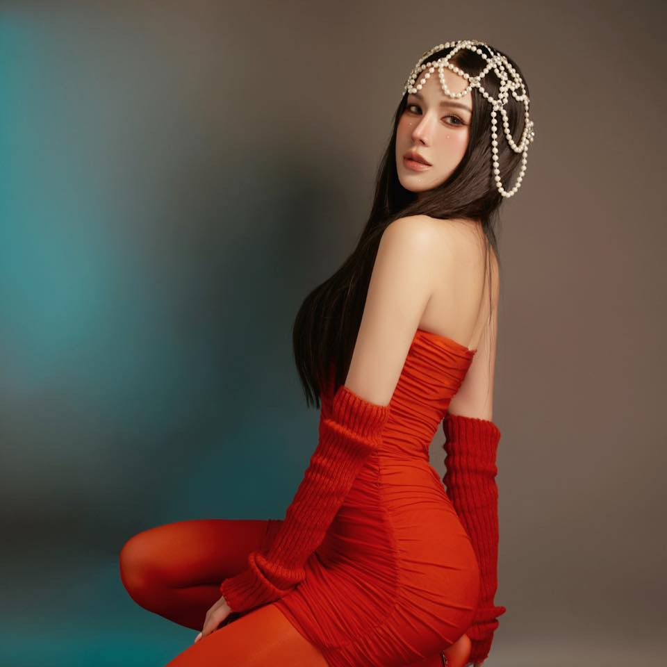 Cô ghi điểm nhờ vóc dáng thon thon gọn cùng gu thời trang gợi cảm, hút mắt. Ảnh: FB Diep Lam Anh