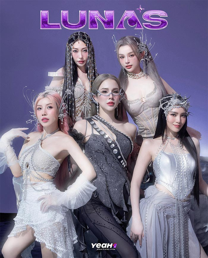 Tháng 5/2024, Diệp Lâm Anh ra mắt trong nhóm nữ LUNAS - gồm các thành viên bước ra từ "Chị đẹp đạp gió rẽ sóng". Ở tuổi 35, Diệp Lâm Anh tự tin nhảy, đọc rap trên sân khấu đầy năng lượng. (Ảnh: FB Diệp Lâm Anh)