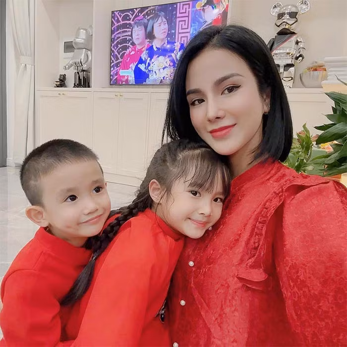 Mới đây có tin đồn nữ ca sĩ có bạn trai mới nhưng Diệp Lâm Anh cho biết chuyện tình cảm riêng chưa phải là ưu tiên của cô lúc này. Thời điểm này cô muốn tập trung phát triển bản thân, sự nghiệp để lo cho con cuộc sống tốt nhất. (Ảnh: FB Diệp Lâm Anh)