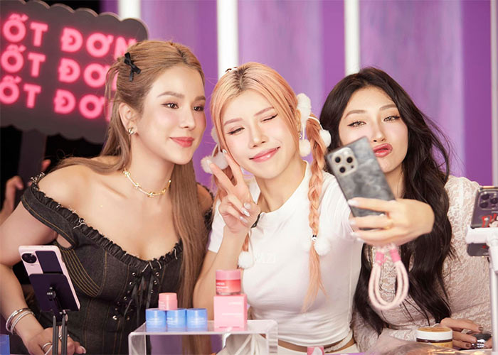 Diệp Lâm Anh chăm chỉ livestream bán hàng online, phát triển công việc kinh doanh. Bắt đầu livestream bán hàng từ tháng 3/2023, Diệp Lâm Anh cho biết thu nhập của cô gấp 10-20 lần so với cát-sê dự sự kiện. (Ảnh: FB Diệp Lâm Anh)