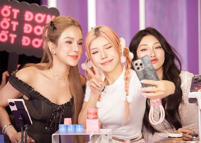 Diệp Lâm Anh chăm chỉ livestream bán hàng online, phát triển công việc kinh doanh. Bắt đầu livestream bán hàng từ tháng 3/2023, Diệp Lâm Anh cho biết thu nhập của cô gấp 10-20 lần so với cát-sê dự sự kiện. (Ảnh: FB Diệp Lâm Anh)