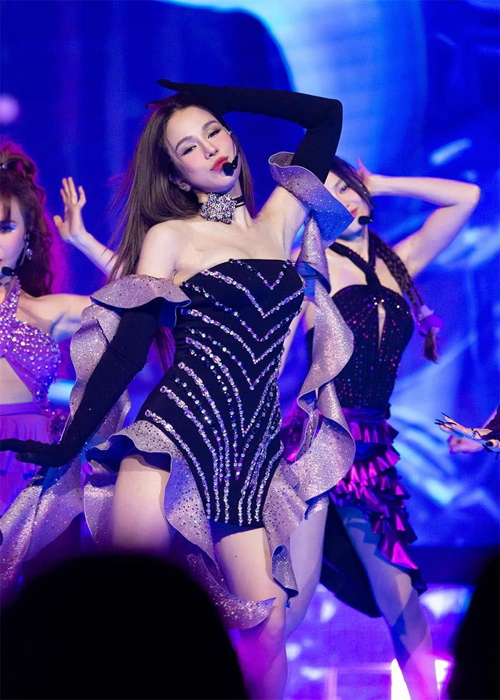 Bên cạnh kinh doanh, Diệp Lâm Anh hoạt động nghệ thuật trở lại, cô tham gia cuộc thi "Chị đẹp đạp gió rẽ sóng" vào cuối năm 2023. Cô là một trong 7 thành viên chiến thắng của chương trình, cùng với: Trang Pháp, Lan Ngọc, MLee, Thu Phương, Lệ Quyên, Mỹ Linh. (Ảnh: FB Diệp Lâm Anh)