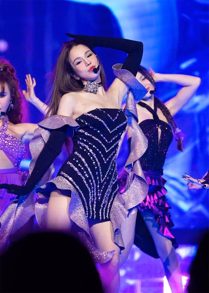 Bên cạnh kinh doanh, Diệp Lâm Anh hoạt động nghệ thuật trở lại, cô tham gia cuộc thi "Chị đẹp đạp gió rẽ sóng" vào cuối năm 2023. Cô là một trong 7 thành viên chiến thắng của chương trình, cùng với: Trang Pháp, Lan Ngọc, MLee, Thu Phương, Lệ Quyên, Mỹ Linh. (Ảnh: FB Diệp Lâm Anh)