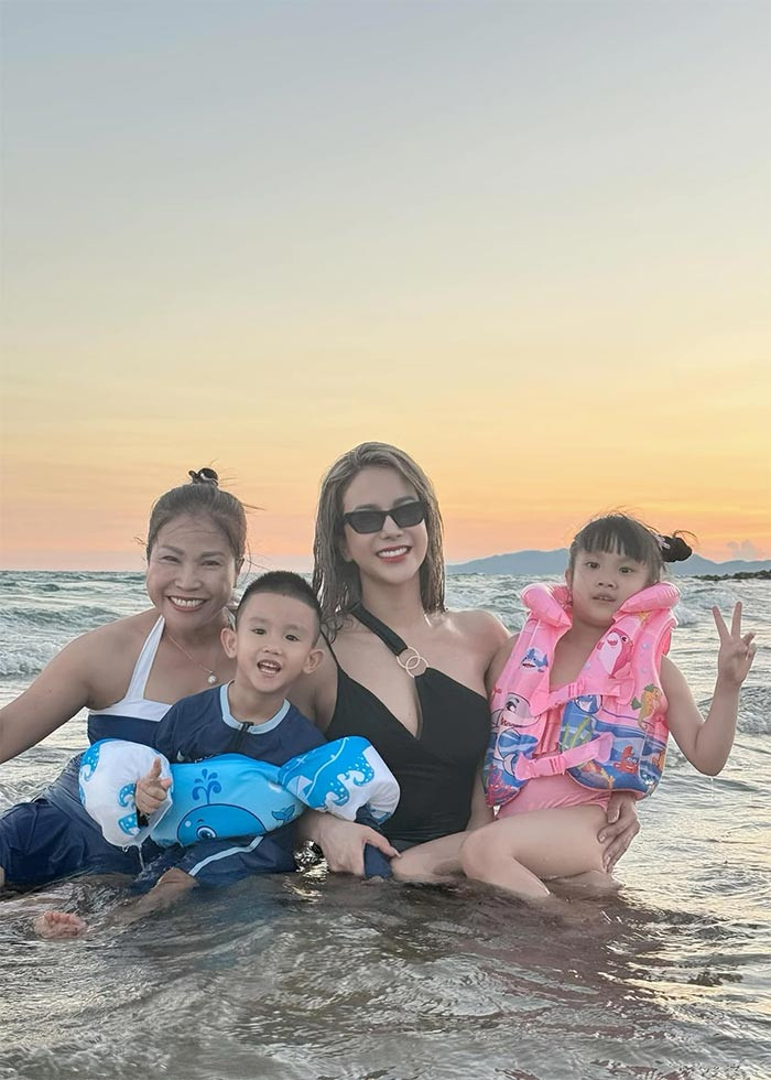 Dù hai con không sống chung, một người ở cùng bố, một người ở cùng mẹ, nhưng Diệp Lâm Anh luôn cố gắng tạo điều kiện để các con được gần gũi nhau nhiều nhất có thể. Cô thường xuyên đi du lịch cùng hai con để các con được gần nhau càng nhiều càng tốt. (Ảnh: FB Diệp Lâm Anh)