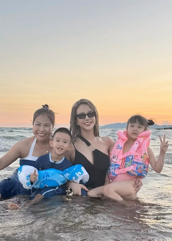 Dù hai con không sống chung, một người ở cùng bố, một người ở cùng mẹ, nhưng Diệp Lâm Anh luôn cố gắng tạo điều kiện để các con được gần gũi nhau nhiều nhất có thể. Cô thường xuyên đi du lịch cùng hai con để các con được gần nhau càng nhiều càng tốt. (Ảnh: FB Diệp Lâm Anh)