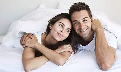 Nếu đang gặp khó khăn trong chuyện phòng the bạn có thể áp dụng những bí quyết hâm nóng chuyện chăn gối đơn giản sau: Hòa hợp tâm trí với cơ thể, tăng cường cảm giác từ những điều mới lạ, thư giãn, gần gũi, tăng cường vận động,... Ảnh minh họa