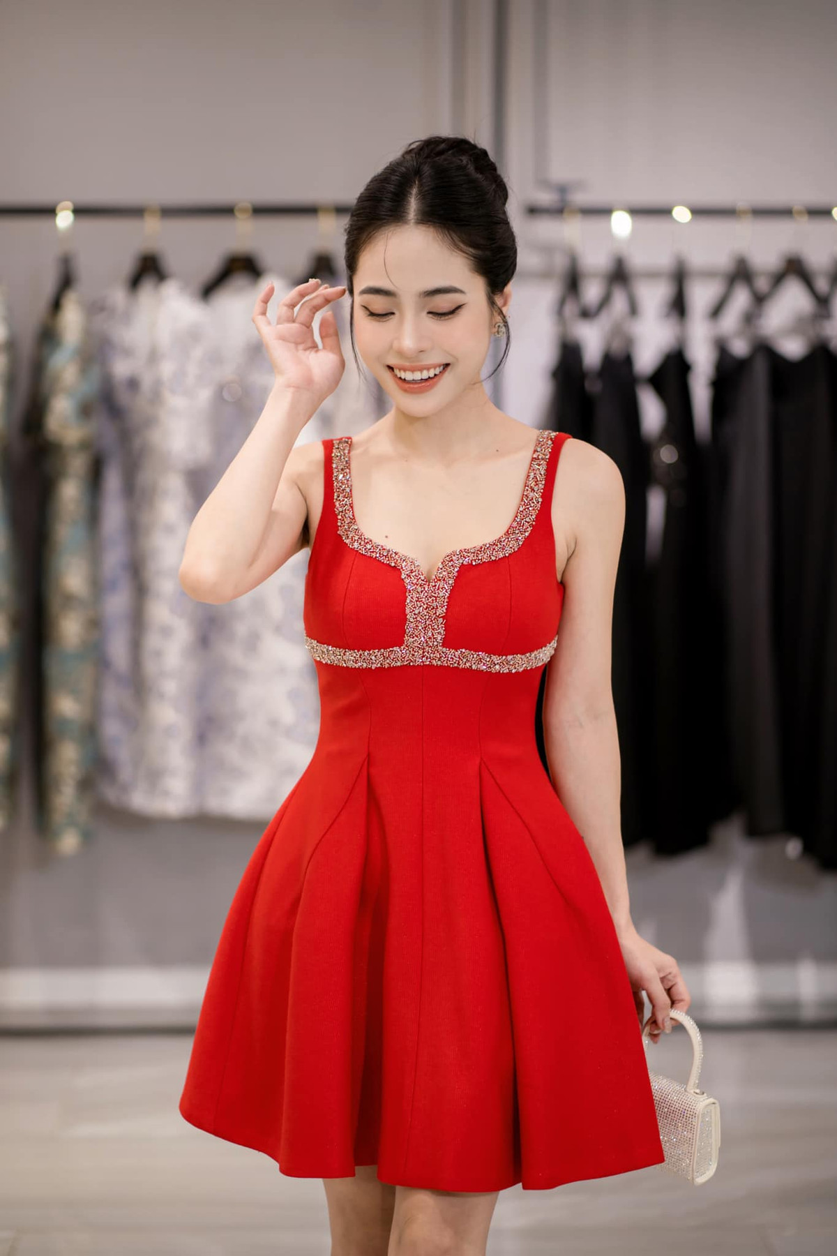 Cô nàng từng “flex” những lần đi shopping hết 400 triệu/ngày, hay đi ăn bún cùng outfit có giá "sương sương" hơn 1,6 tỷ. Ảnh: FB Nguyen Kieu Anh