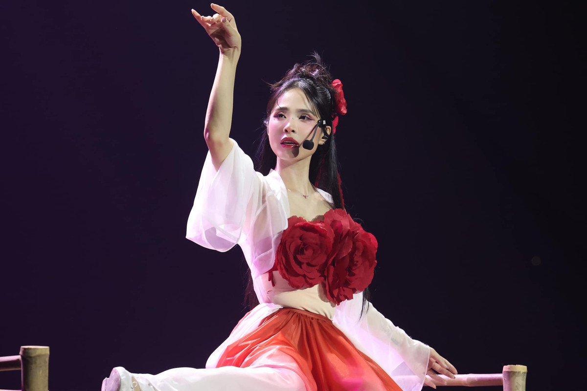 Ca nương Kiều Anh được biết đến là "con nhà nòi" với truyền thống ca trù. Ngay từ nhỏ, cô đã bộc lộ năng khiếu âm nhạc đặc biệt và sớm thể hiện niềm đam mê với bộ môn nghệ thuật truyền thống này. Ảnh: FB Nguyen Kieu Anh