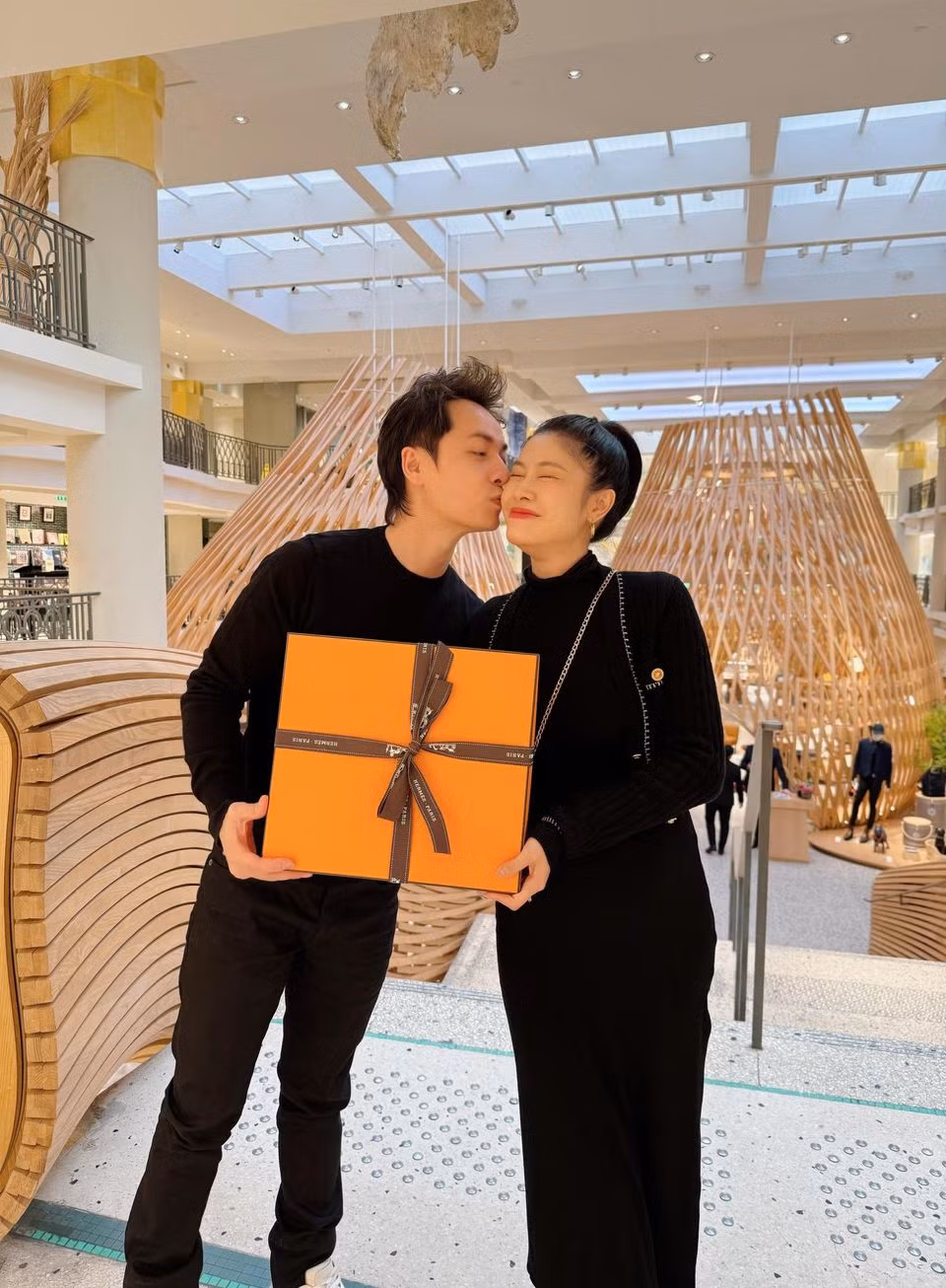 Ca sĩ Đăng Khôi tặng vợ túi hiệu trị giá trăm triệu đồng trong chuyến du lịch Pháp. Ảnh: FB Dang Khoi Nguyen
