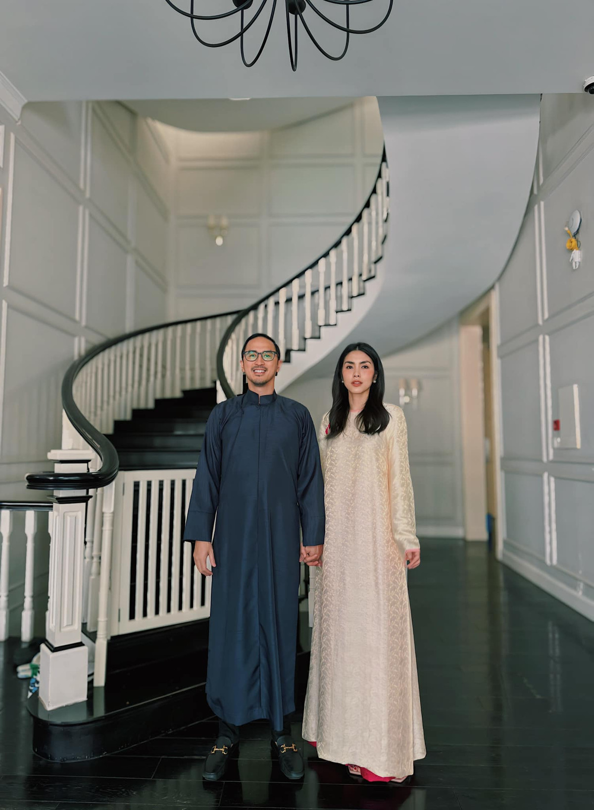 Cô thường chọn những bộ trang phục có màu sắc trung tính như trắng, đen, be và chất liệu cao cấp. Áo sơ mi trắng, quần jeans, chân váy dài, những món đồ tưởng chừng như quá quen thuộc, nhưng khi qua bàn tay mix &amp; match của diễn viên Tăng Thanh Hà lại trở nên vô cùng thời thượng. Ảnh: IG hatangthanh